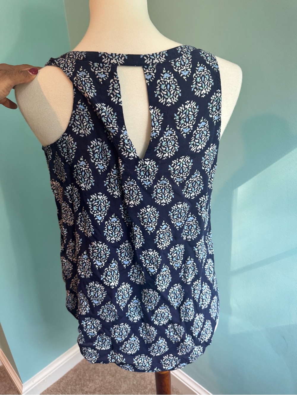Old Navy Printed V-Neck Sleeveless Top (M) - Picture 2 of 2